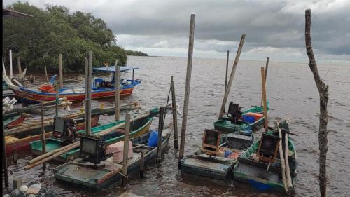 Sungai Besar House | Seaside cottage room stays