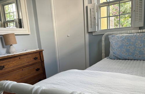 North Kingstown Cottage | Seaside Cottage steps from Narragansett Bay!