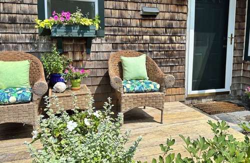 North Kingstown Cottage | Seaside Cottage steps from Narragansett Bay!