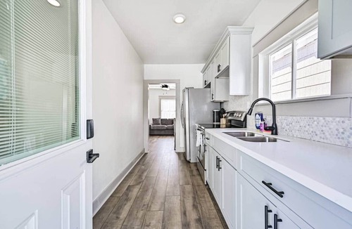 South Houston Cottage | Seaside Cottage-Walk 2 Beach! Close 2 Attractions!