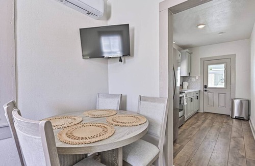 South Houston Cottage | Seaside Cottage-Walk 2 Beach! Close 2 Attractions!