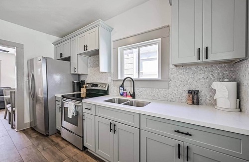 South Houston Cottage | Seaside Cottage-Walk 2 Beach! Close 2 Attractions!