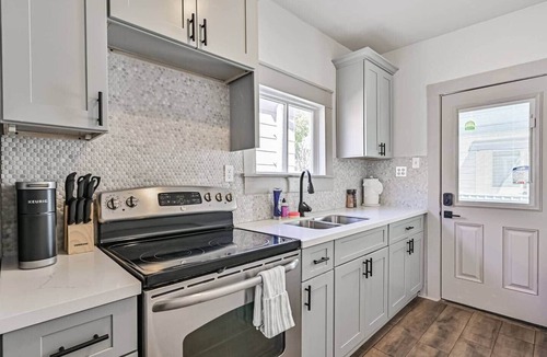 South Houston Cottage | Seaside Cottage-Walk 2 Beach! Close 2 Attractions!