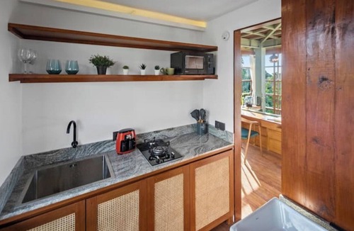 Banjartegehe Cabin | Seaside Designer Treehouse ~ Stunning Views ~ Pool