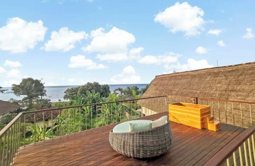 Banjartegehe Cabin | Seaside Designer Treehouse ~ Stunning Views ~ Pool