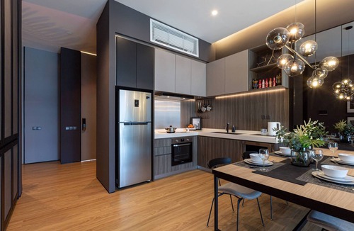 George Town Apartment | Seaside Elegance: 3 Rm Oasis Panoramic Ocean Views