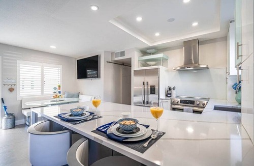 Delray Beach Condo | Seaside Escape/Luxury Unit/Walk to Beach