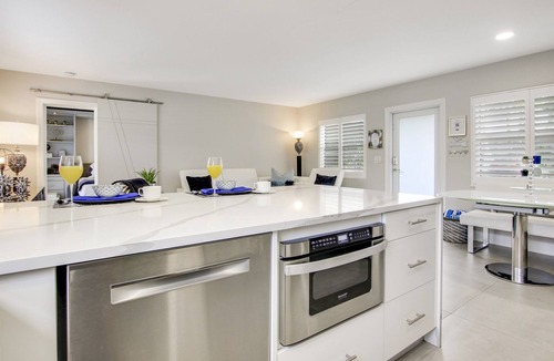 Delray Beach Condo | Seaside Escape/Luxury Unit/Walk to Beach