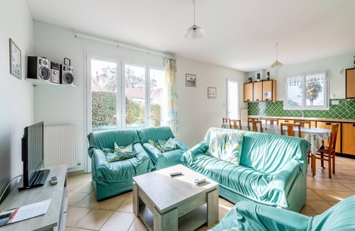 La Bernerie-en-Retz House | Seaside Getaway – Private Garden & Covered Terrace for 12 Guests