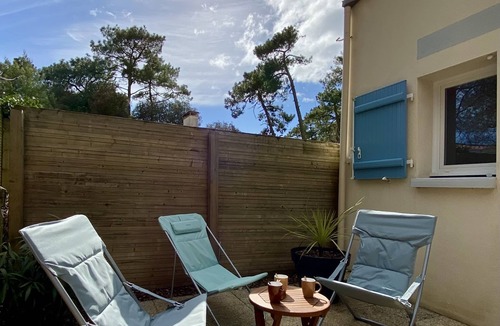 Jard-sur-Mer House | Seaside getaway - beach 200m away - bed linen included