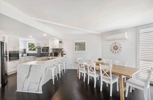 Castaways Beach House | Seaside Home- Direct beach access & pet friendly