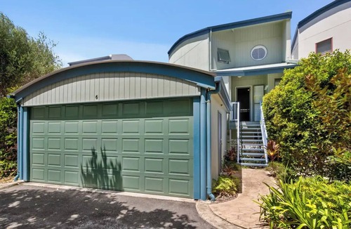 Castaways Beach House | Seaside Home- Direct beach access & pet friendly