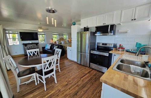 Madison-on-the-Lake Apartment | SeaSide Lake-Front Cottage