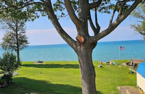 Madison-on-the-Lake Apartment | SeaSide Lake-Front Cottage