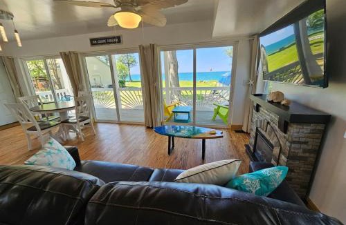 Madison-on-the-Lake Apartment | SeaSide Lake-Front Cottage