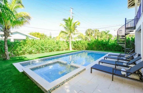 Anna Maria House | Seaside Magnolia~1 Block to Pine Ave, Heated Pool!