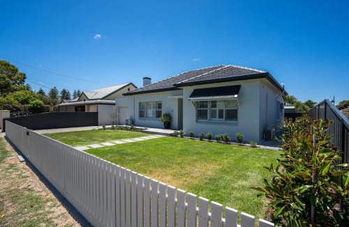 Grange House | Seaside on Swan Laneway Retreat