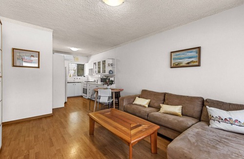 Hove Apartment | Seaside Retreat Steps from Hove Beach