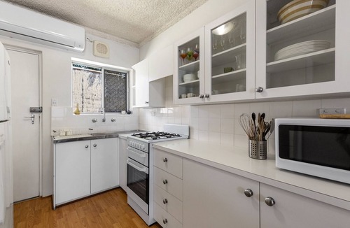 Hove Apartment | Seaside Retreat Steps from Hove Beach