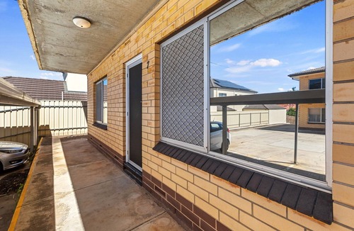 Hove Apartment | Seaside Retreat Steps from Hove Beach