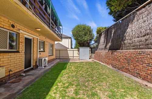 Hove Apartment | Seaside Retreat Steps from Hove Beach