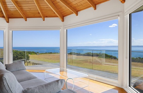 Ventnor House | Seaside Sanctuary: Pool & Beachfront - WIFI, Linen, Pool, Spa, Beachfront