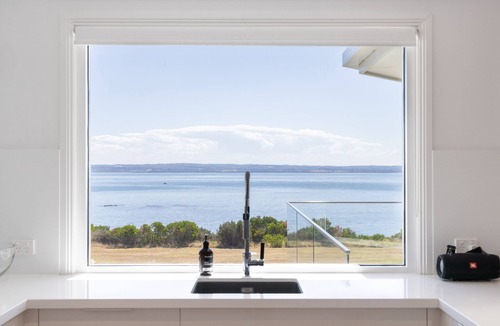 Ventnor House | Seaside Sanctuary: Pool & Beachfront - WIFI, Linen, Pool, Spa, Beachfront