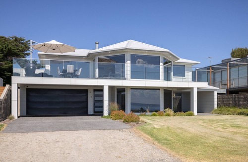 Ventnor House | Seaside Sanctuary: Pool & Beachfront - WIFI, Linen, Pool, Spa, Beachfront