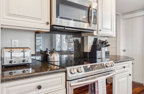 Newbury House | Seaside Serenity | Steps to Ocean, A/C & Porch