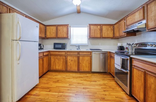Flour Bluff House | Seaside Serenity Entire Home w/Fenced Yard Deck Near Mustang Beach HEB Walmart