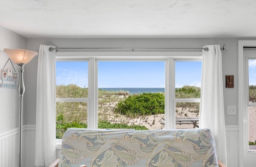 East Sandwich Cottage | Seaside Serenity with Private Beach Access