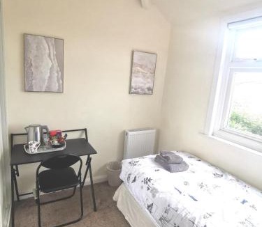 New Brighton House | Seaside single room shared bathroom