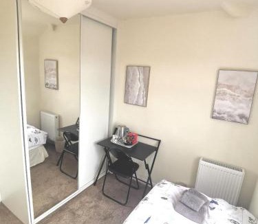 New Brighton House | Seaside single room shared bathroom