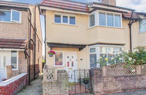 New Brighton House | Seaside single room shared bathroom