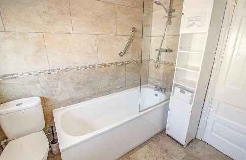 New Brighton House | Seaside single room shared bathroom