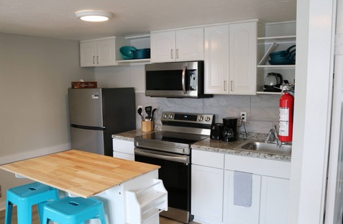 Hampton Apartment | Seaside Social Deluxe - Steps to Wally's, Goat