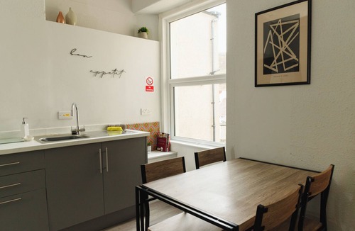 Llandudno House | Seaside Solace: 2BR with Scenic Coastline Views