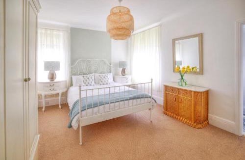 West Kirby House | Seaside spacious 4 BR Nr Town centre pet friendly sailing & open golf course