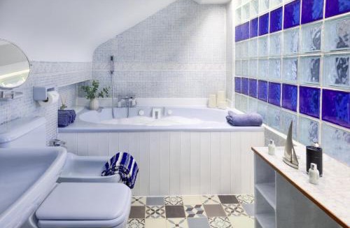 West Kirby House | Seaside spacious 4 BR Nr Town centre pet friendly sailing & open golf course