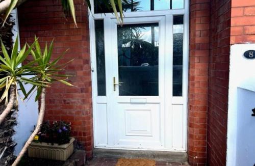 West Kirby House | Seaside spacious 4 BR Nr Town centre pet friendly sailing & open golf course