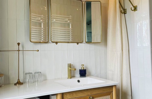 Bernieres-sur-Mer Apartment | Seaside Suite (Jacuzzi & Sauna) - 1 minute from the beach and shops