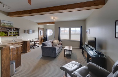 Woody Point Hotel | Seaside Suites