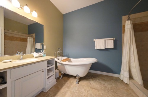 Woody Point Hotel | Seaside Suites