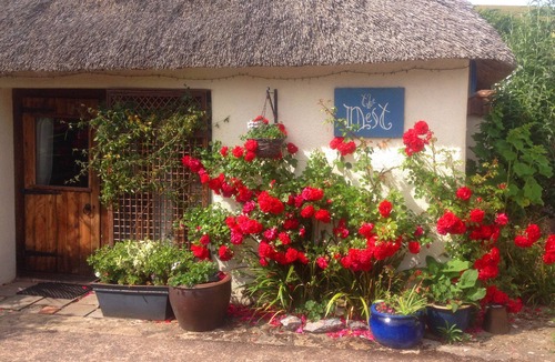 Stokeinteignhead Cottage | Seaside Thatched Devon Cottage just for two.