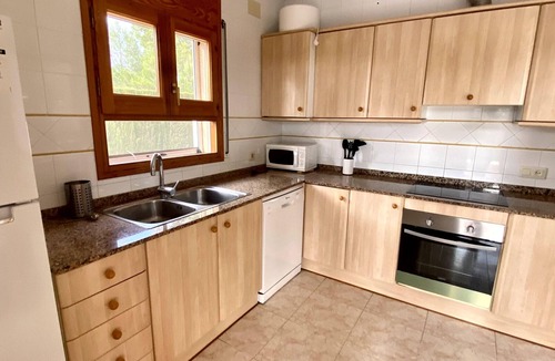 Calafat Cottage | Seaside Villa in Costa Dorada: Private Pool, BBQ, Near Beach, Perfect for Families