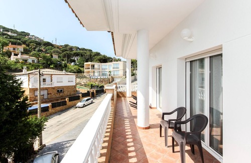 Lloret de Mar Cottage | Seaside Villa for 17: Private Pool, BBQ, 7 Bedrooms, Near Cala Canyelles