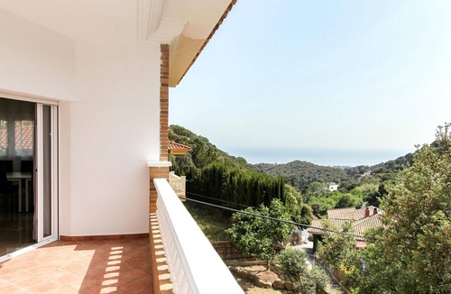 Lloret de Mar Cottage | Seaside Villa for 17: Private Pool, BBQ, 7 Bedrooms, Near Cala Canyelles