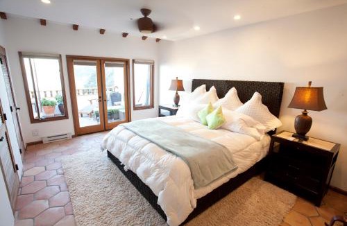 Avalon Villa | Seaside villa w balcony & pool access
