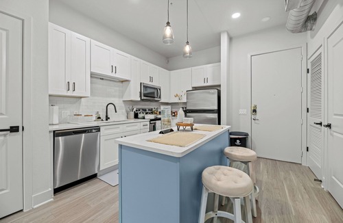 Dallas Design District Apartment | Seasonal Discount 1 BR , FREE Parking , Near AAC , Design District