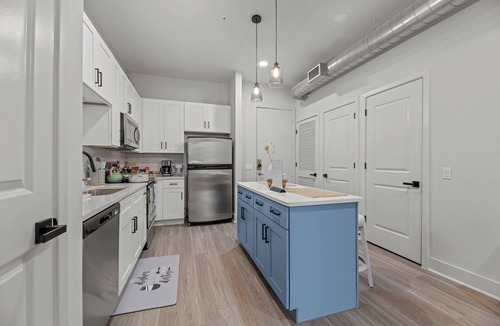 Dallas Design District Apartment | Seasonal Discount 1 BR , FREE Parking , Near AAC , Design District